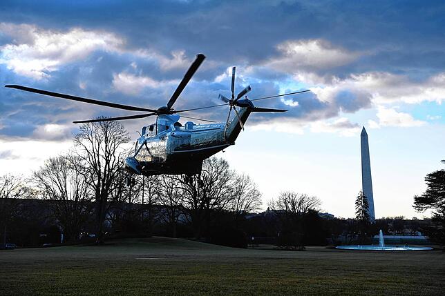 Der Hubschrauber verlässt das Gelände vor dem Weißen Haus.