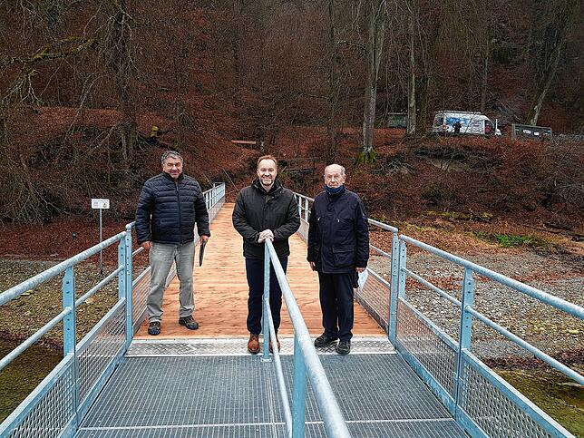 Bürgermeister Matthias Weckbach (Mitte) und Manfred Rettich (rechts) am neuen Steg am Fuß der Marienschlucht.