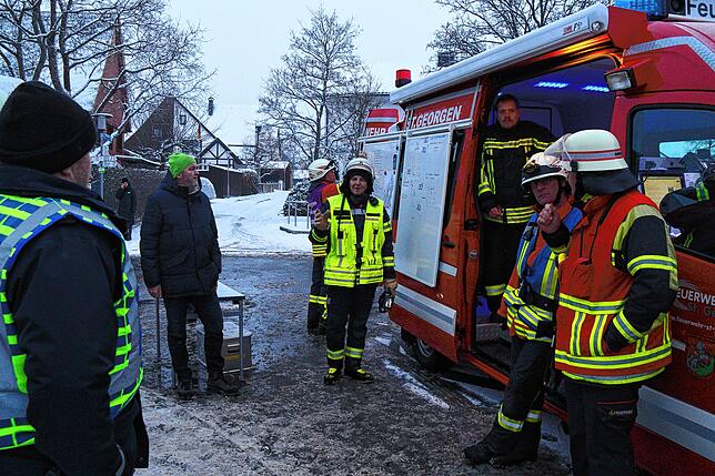 Mönchweilers Feuerwehrkommandant Gerd Wimmer (gelbe Weste) ist Einsatzleiter beim Brand in der Herdstraße. In regelmäßigen Besprechungen ...