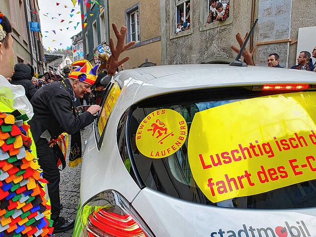 Auch Elferrat Robert Schwander, der schon von Berufs wegen was von Autos versteht, zeigt sich begeistert von der Idee.