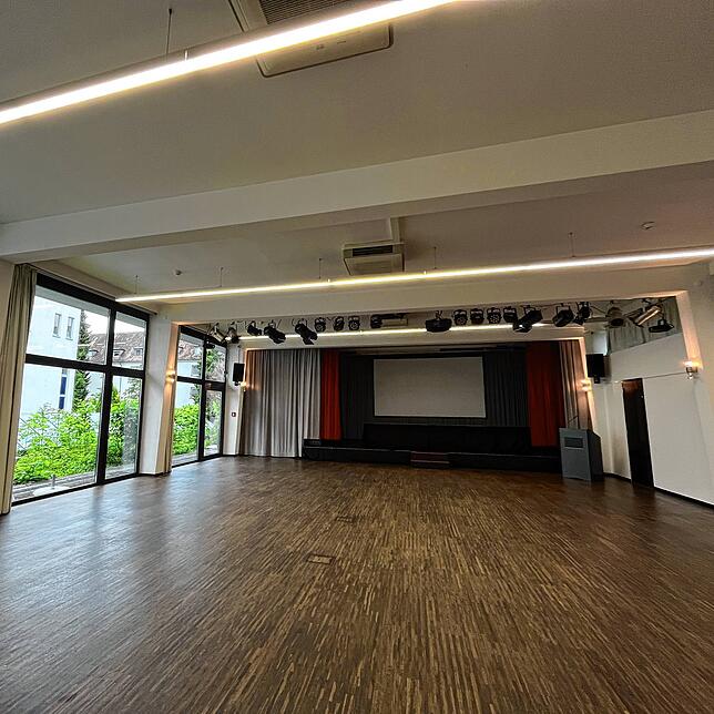 Der große Veranstaltungssaal des Terracotta verfügt über eine Bühne mit Theatervorhang sowie eine Soundanlage.
