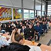 Zu Beginn der Versteigerung sind die Reihe voll. Die Autos ziehen Händler oder Leute von Werkstätten an.