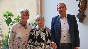 Als einziges VdK-Mitglied nimmt Helga Brenn (Mitte) die Ehrung für 25 Jahre Mitgliedschaft persönlich entgegen. Ihr gratulieren die ...
