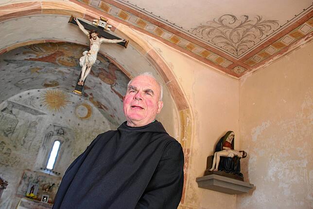 Bruder Jakobus befolgt die Lehren des Ordensgründers Benedikt, ora et labora (bete und arbeite). Das Bild zeigt ihn in der Kapelle auf ...