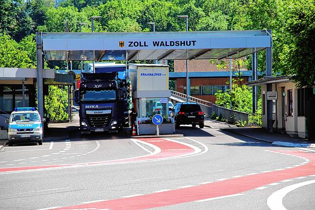 Besonders Lastwagen nutzen den Zollübergang in Waldshut-Koblenz von und in die Schweiz. Der Schwerverkehr an diesem Grenzübergang läuft ...