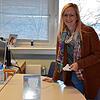 Grundschullehrerin Sabine Herzog führt vor, wie kinderleicht die CO2-Ampel in Betrieb genommen werden kann.