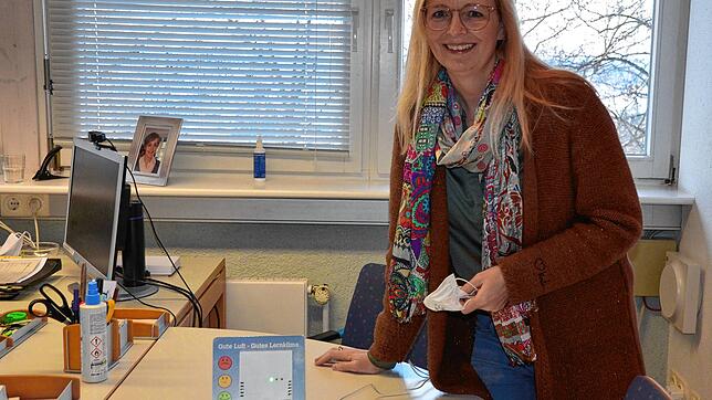Grundschullehrerin Sabine Herzog führt vor, wie kinderleicht die CO2-Ampel in Betrieb genommen werden kann.