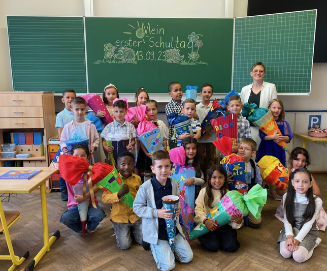 Die Klasse 1b der Schillerschule Singen mit ihrer Klassenlehrerin Nicole Hellstern bei ihrer Einschulungsfeier.