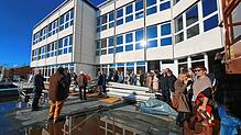 Die Waldshuter Kreisräte besichtigen den Gesundheitscampus in Bad Säckingen. Hier stehen sie auf der künftigen Dachterrasse des ...