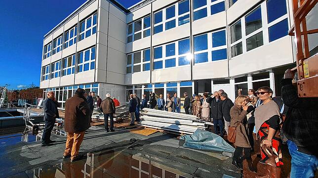 Die Waldshuter Kreisräte besichtigen den Gesundheitscampus in Bad Säckingen. Hier stehen sie auf der künftigen Dachterrasse des ...
