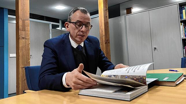 Sven Hinterseh in seinem Büro im Landratsamt. Der Landrat blättert im aktuellen Kreisalmanach. Im Gespräch über das Thema Ringzug geht ...
