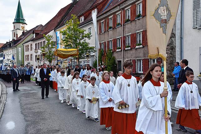 Bild 14: Hüfinger feiern ihr Fronleichnamsfest auch mit stark verkürzten Blumenteppichen