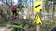 Ein Biker auf der schwarzen Strecke: Das Schild bedeutet, dass man die Mulde nicht befahren, sondern nur über sie springen kann. Wer dem ...