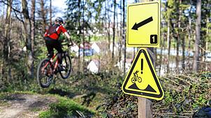 Ein Biker auf der schwarzen Strecke: Das Schild bedeutet, dass man die Mulde nicht befahren, sondern nur über sie springen kann. Wer dem ...