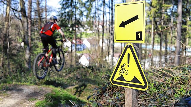 Ein Biker auf der schwarzen Strecke: Das Schild bedeutet, dass man die Mulde nicht befahren, sondern nur über sie springen kann. Wer dem ...