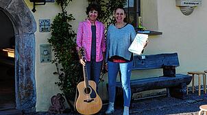 Elisabeth Reiner (links) und Silivia Dolch bieten gemeinsames Singen bei der Weiler Kapelle an.