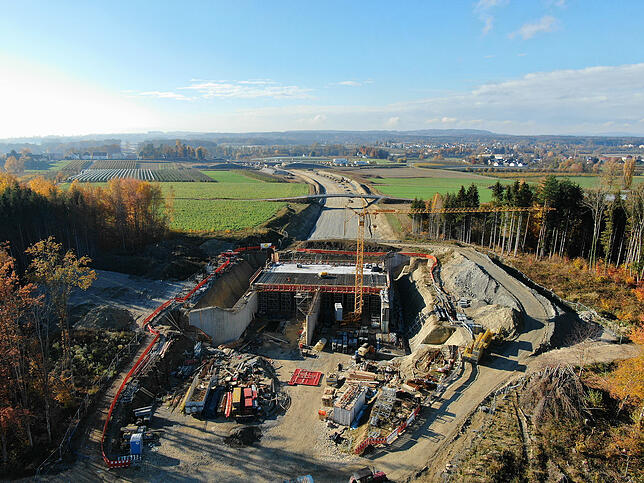 Eine Grünbrücke (Bauwerk 22) wird derzeit östlich der Klufterner Straße gebaut. Sie soll der Vernetzung der Lebensräume dienen und als ...