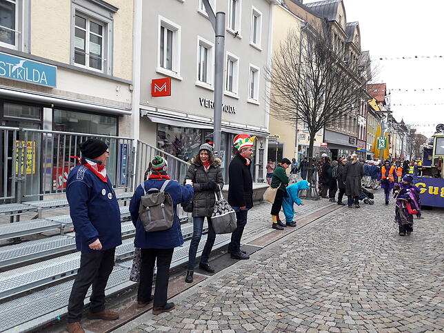 Die Ehrentrbüne ist am Montag morgen noch etwas schwach besetzt, aber Bürgermeister Bührer, seine Frau Bettina und Stadtrat Lohmiller ...