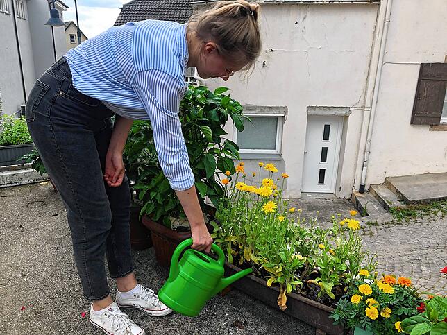 Marina Maier gießt Ringelblumen und Tagetes im Gärtchen ihrer Großeltern.