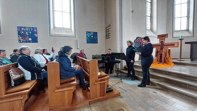 Bei der Mittagsmusik in der Heilandkirche singen Larissa und Anghela Rektha ukrainische Lieder, begleitet werden sie von Oleksandra ...