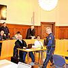 Vergewaltigungsprozess vor dem Landgericht Rottweil: Die Angeklagten mit ihren Verteidigern Wolfgang Burkhardt (hinten) und Rüdiger Mack ...