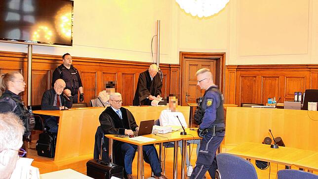 Vergewaltigungsprozess vor dem Landgericht Rottweil: Die Angeklagten mit ihren Verteidigern Wolfgang Burkhardt (hinten) und Rüdiger Mack ...