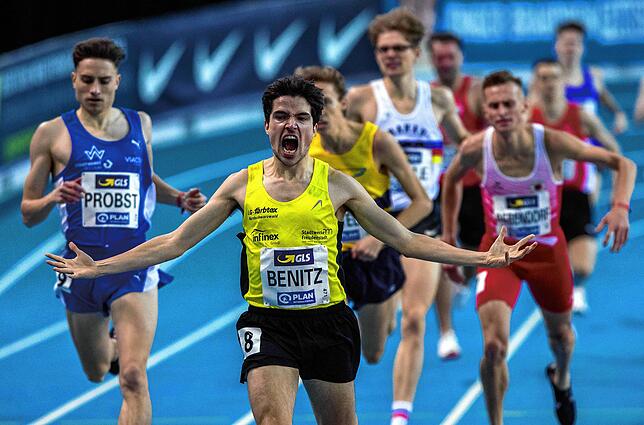 Timo Benitz jubelt bei der Deutschen Meisterschaft im Februar 2020 über seinen Sieg im Finale über 1500 Meter.