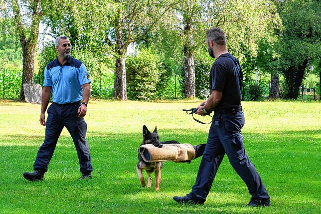 Die Übung auf dem Gelände des Vereins für Deutsche Schäferhunde ist beendet: Körpersprache und Tonfall der Polizisten signalisieren ...