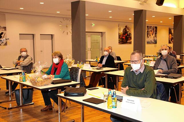 Vorbildlich handhabt die Stadt Blumberg die Sitzungen des Gemeinderats. Getagt wird in der Stadthalle mit dem nötigen Abstand, alle ...
