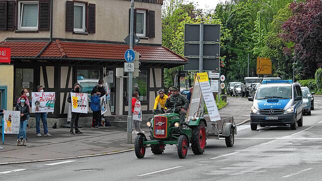 Mehrere Traktoren sind an Christi Himmelfahrt zwischen 16 und 18&nbsp;Uhr auf der Markdorfer Ortsdurchfahrt B 33 unterwegs. Eine Aktion ...
