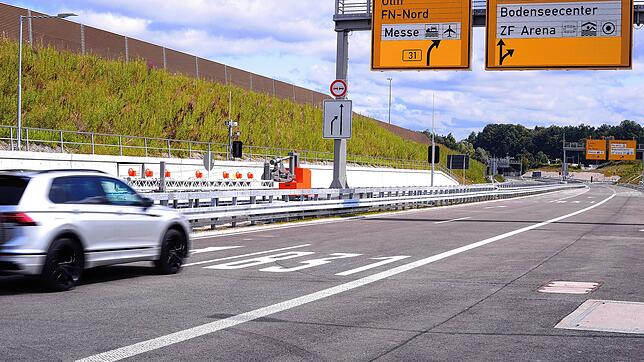 Die ersten Fahrzeuge auf dem neuen Streckenabschnitt der B 31.