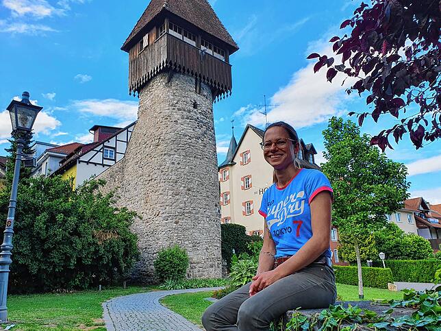 Katharina Rimmele vor dem Storchenturm, dem Wahrzeichen der Tiengener Altstadt.