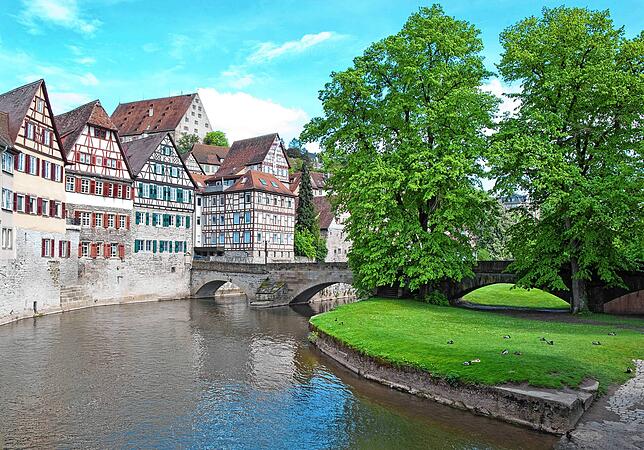 Blick auf die Fachwerkhäuser der Altstadt von Schwäbisch Hall.