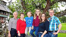 Sie kümmern sich um das Wohl der Gäste: Markus und Daniela Klausmann (rechts) mit ihren Kindern Lea und Max (Mitte) sowie den ...