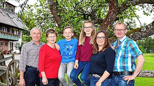 Sie kümmern sich um das Wohl der Gäste: Markus und Daniela Klausmann (rechts) mit ihren Kindern Lea und Max (Mitte) sowie den ...