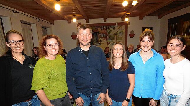 Die bisherige zweite Vorsitzende Melanie Tepass (ganz links) den Verein nun führen und kann zusammen mit dem neuen Vize Michael ...