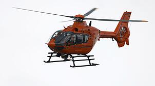 Mit einem Hubschrauber wird der Schwerverletzte ins Krankenhaus geflogen. (Symbolbild)