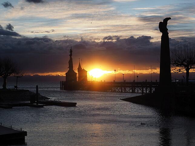 Spektakulärer Sonnenaufgang an einem stürmischen Tag. So begann der Tag am Konstanzer Hafen.
