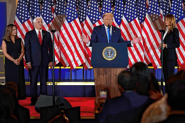 Donald Trump spricht in Anwesenheit von Melania Trump (r), Karen Pence (l) und Mike Pence am frühen Mittwochmorgen im Ostsaal des Weißen ...