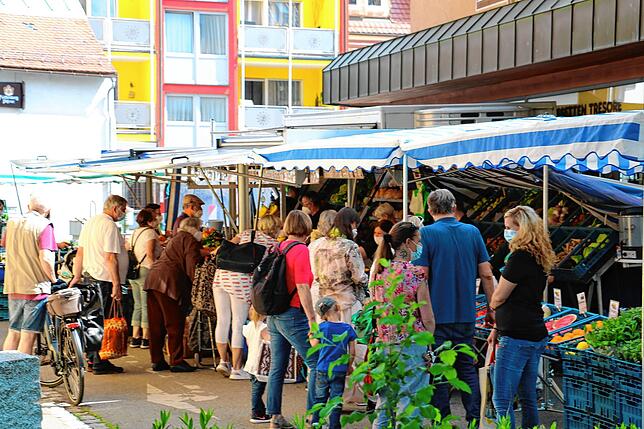 Gut was los am Stand von Andreas Hägele: Der Markthändler ist im Durchgang zwischen Altem Festhallenplatz und Wasserstraße ...
