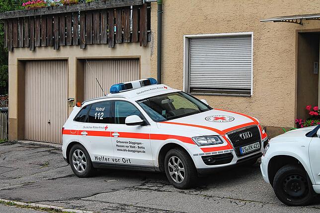 Das Fahrzeug steht oft bei dem jeweiligen Helfer vor dem Haus, so wie hier bei Sabrina Ketterer, damit sie bei einer Alarmierung schnell ...