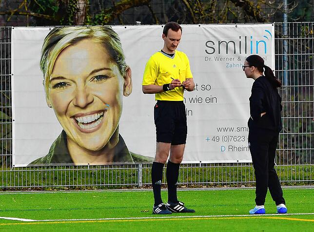 Bild 11: Wir haben Samira Imeri und Aila Ljaci vom FSV Rheinfelden  beim Schiedsrichter-Praktikum begleitet