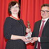Rotarier-Präsident Florian Haas überreicht den Paul-Harris-Preis an Stefanie Tröndle, die die Aktion Sternenkinder vertritt. Bild: ...