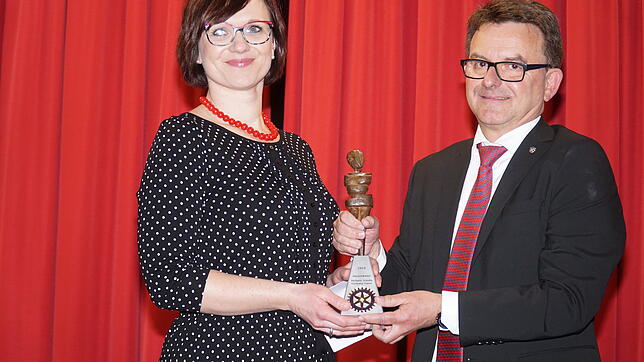 Rotarier-Präsident Florian Haas überreicht den Paul-Harris-Preis an Stefanie Tröndle, die die Aktion Sternenkinder vertritt. Bild: ...
