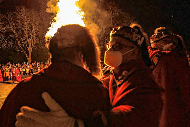 Bild 3: Flammen unterm Konzertsegel – die Narren beenden die Fastnacht