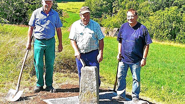 Der Bannstein N 3 steht seit 1781 an unveränderter Stelle und wurde zum besseren Schutz bereits im Zuge des Flurneuordnungsverfahrens ...