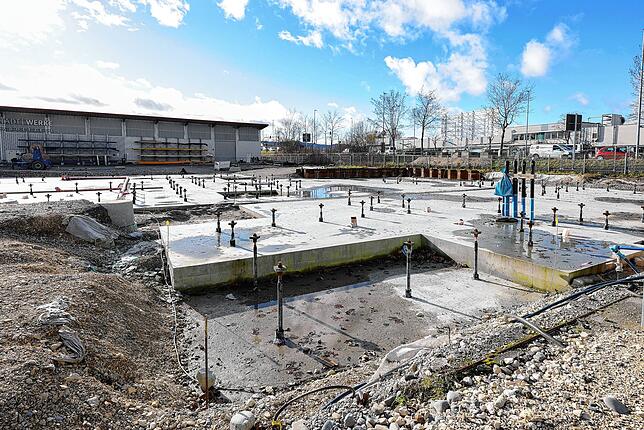 Seit Wochen Stillstand: Der Neubau der Stadtwerke an der Haselbrunnstraße kommt gerade nicht voran.