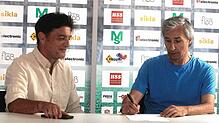 Ryszard Komornicki (rechts) unterschreibt Vertrag als Trainer des Villinger Oberligisten. FC 08-Sportvorstand Denis Stogiannidis freut ...