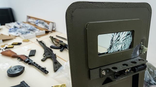 Nach dem SEK-Einsatz seinerzeit hatten die Ermittler das Waffenarsenal gezeigt. (Archivbild)
