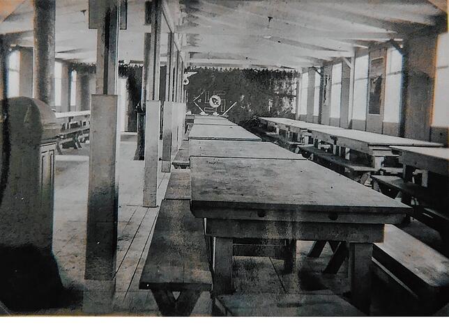 Innenansicht einer der Baracken des RAD-Lagers Grasbeuren. Hier kamen die bis zu 144 Männer und ab 1939 Frauen zum Essen zusammen.